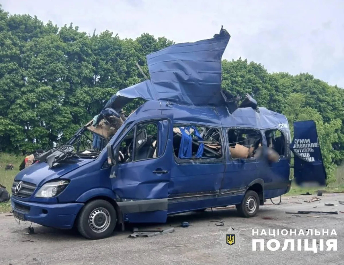 Микроавтобус в Сумской области, атакованный российским беспилотником. Погибли девять человек. Фото: национальная полиция Украины