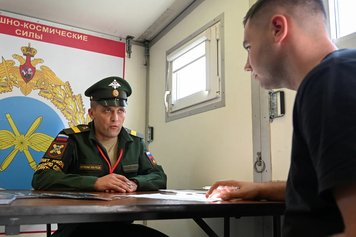 Посетитель общается с офицером в мобильном пункте набора на военную службу, Ростов-на-Дону, 14 сентября 2024 года. Фото: Сергей Пивоваров / Reuters / Scanpix / LETA