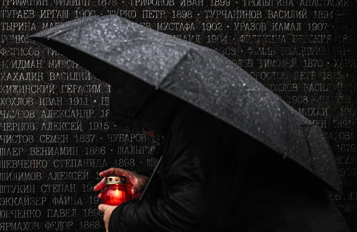 Участница Дня памяти жертв политических репрессий в «Саду памяти» на Бутовском полигоне, Московская область, 30 октября 2023 года. Фото: Рамиль Ситдиков / Спутник / Imago Images / Scanpix / LETA