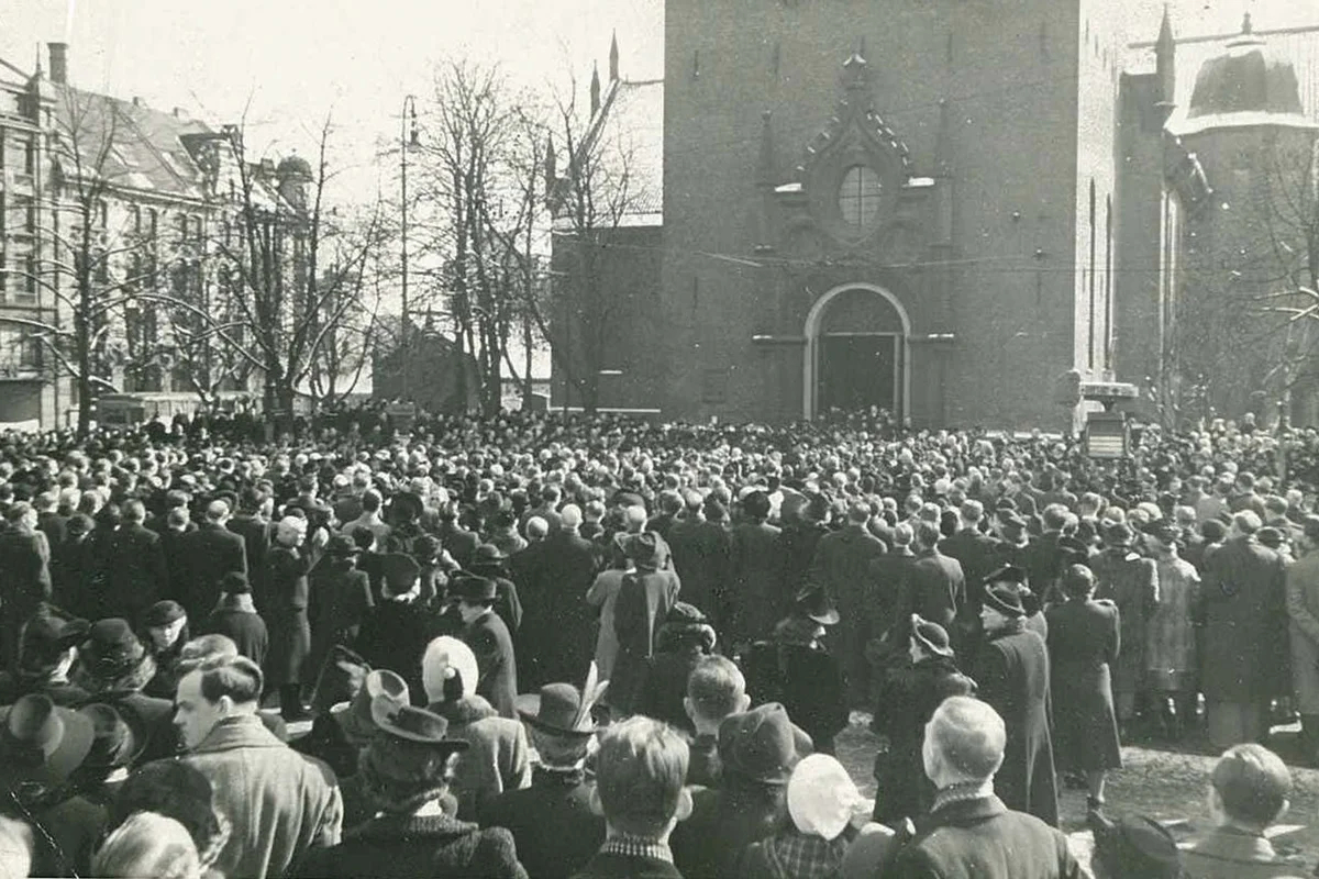 Люди на площади перед кафедральным собором в Осло, Норвегия, апрель 1942 года. Фото: WS Collection / Alamy / Vida Press