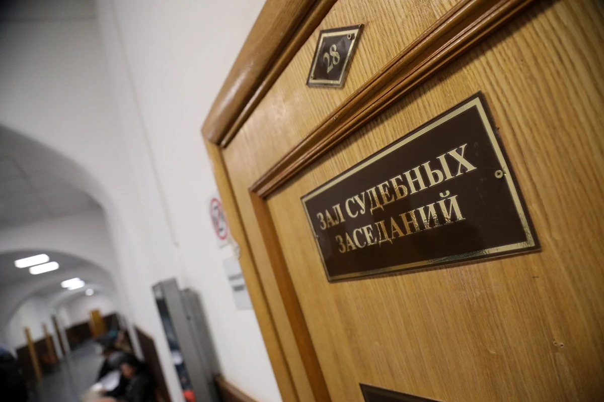 Дверь в зал судебных заседаний в Басманном суде. Фото: Артур Новосильцев / Агентство «Москва»