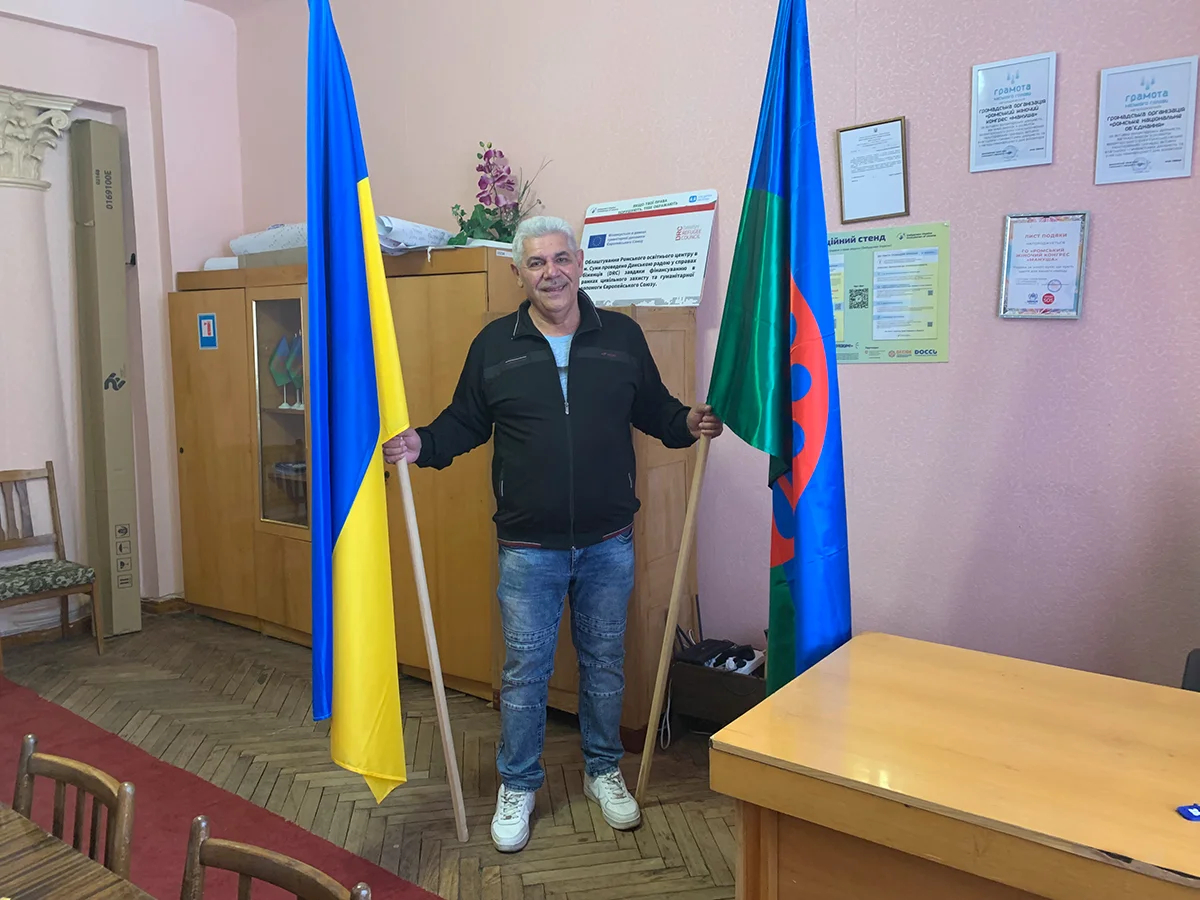 Николай Москалев в офисе Ромского национального объединения. Украинский и ромский флаги всегда рядом. Фото: Ольга Мусафирова