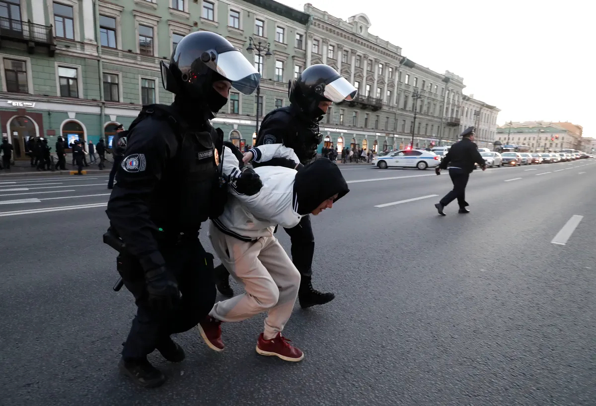 Russian police detain a protester at an unauthorised demonstration against military mobilisation, in St. Petersburg, Russia, 24 September 2022. Photo: EPA / Anatoly Maltsev