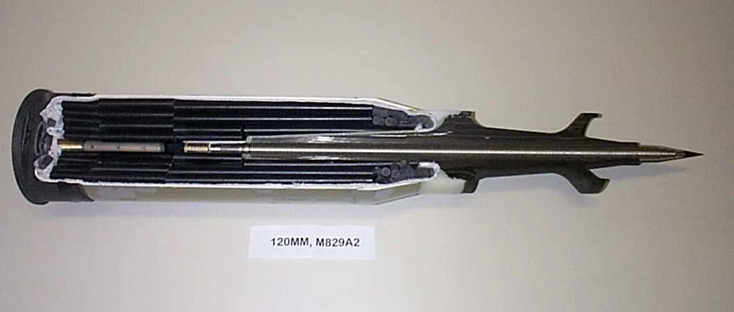 Макет снаряда M829A2 США в разрезе. Фото: Wikimedia Commons