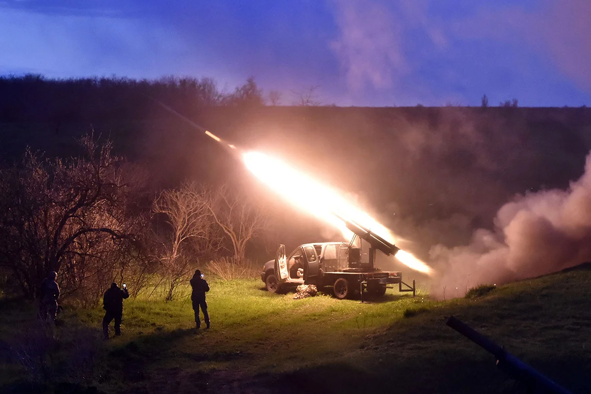 Украинские военнослужащие ведут огонь из мобильной РСЗО на линии фронта в Запорожской области, Украина. Фото: Andriy Andriyenko / AFP / Scanpix / LETA