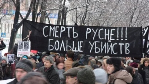 В Воронеже на стенде об «украинском нацизме» обнаружили фото с шествия в память о Маркелове и Бабуровой с прифотошопленным лозунгом «Смерть русне!»
