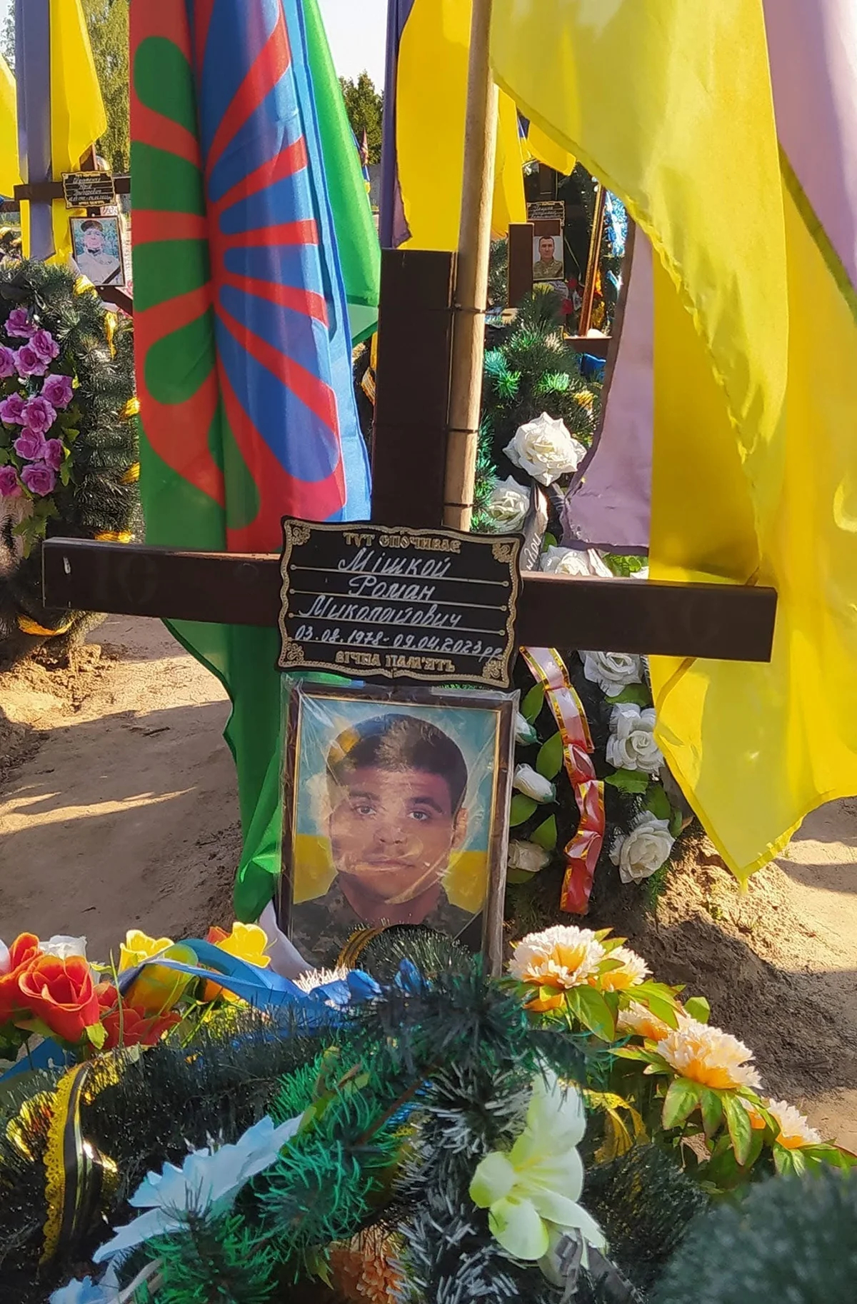 Погибшим воинам-ромам на могилах ставят два флага, украинский и ромский. Роман Мишкой, племянник Ольги Михайленко, вернулся домой «на щите» в июле в апреле 2023 года. Фото: Ольга Мусафирова