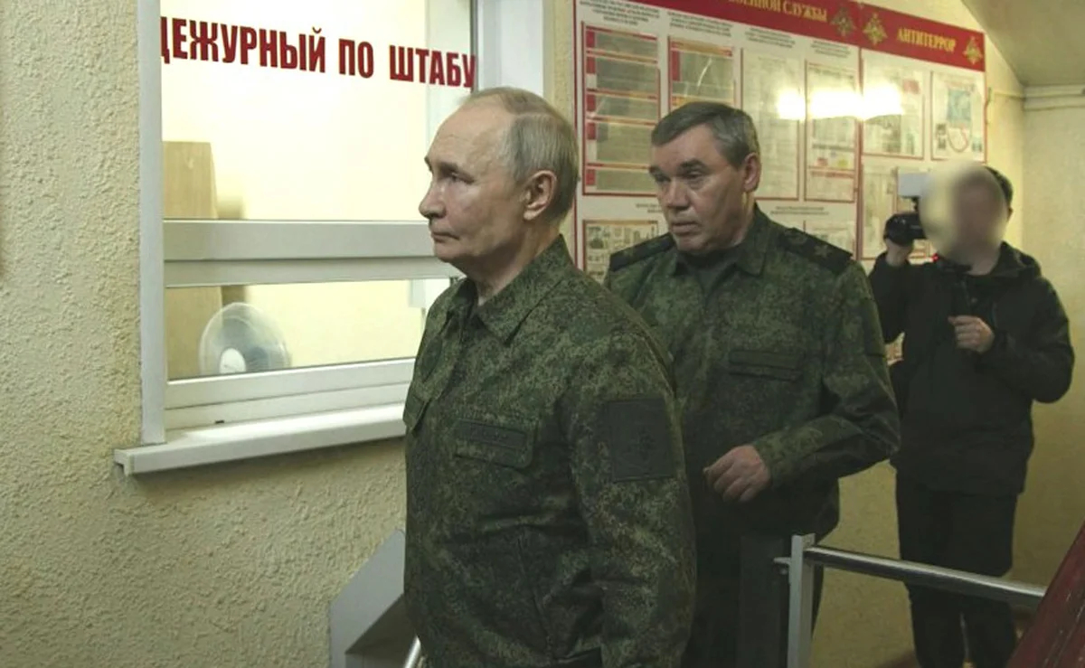 Владимир Путин во время визита в пункт управления Курской группировкой войск, 12 марта 2025 года. Фото: Kremlin