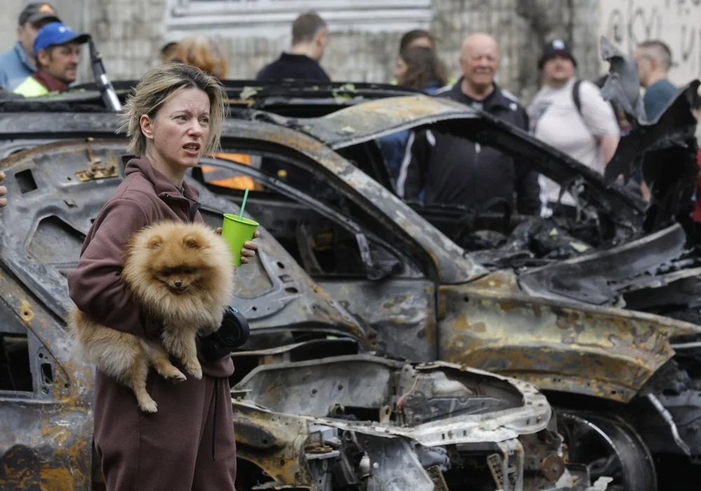 Locals react at the site of an overnight drone strike that hit a residential area in Kyiv, Ukraine, 4 May 2025. Photo: EPA-EFE/SERGEY DOLZHENKO