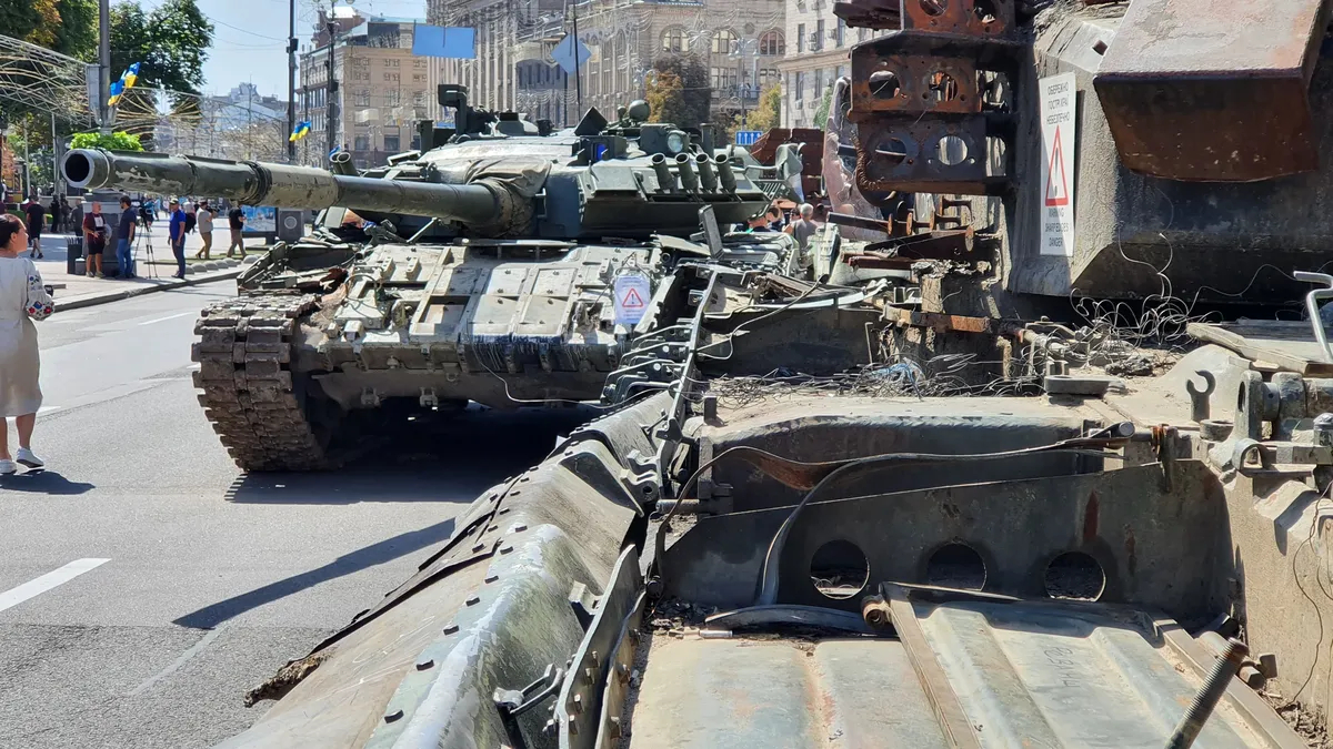 Сожженная российская военная техника на Крещатике — там, где Путин собирался провести парад. Киев, 24 августа 2022 г. Фото: Йенс Альструп, специально для «Новой газеты. Европа»