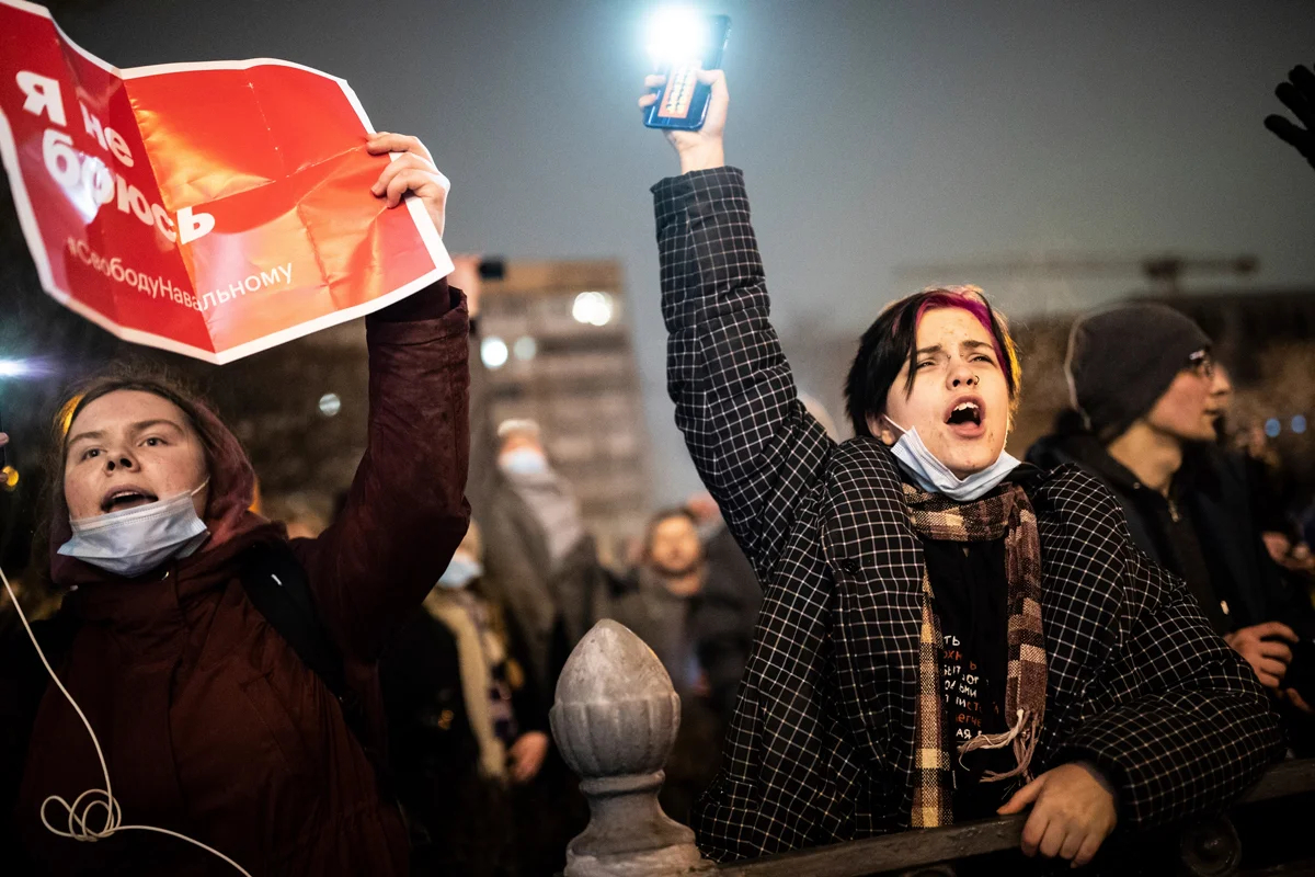 Участник акции протеста в поддержкку Алексея Навального светит фонариком мобильного телефона, Москва, 23 января 2021 года. Фото: Евгений Фельдман / Meduza / AP / Scanpix / LETA