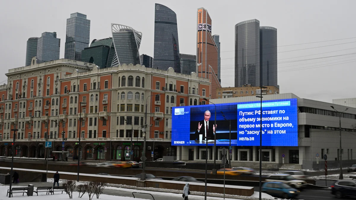 Билборд с изображением Владимира Путина во время ежегодной пресс-конференции и прямой линии в Москве, 19 декабря 2024 года. Фото: Дмитрий Серебряков / AP Photo / Scanpix / LETA