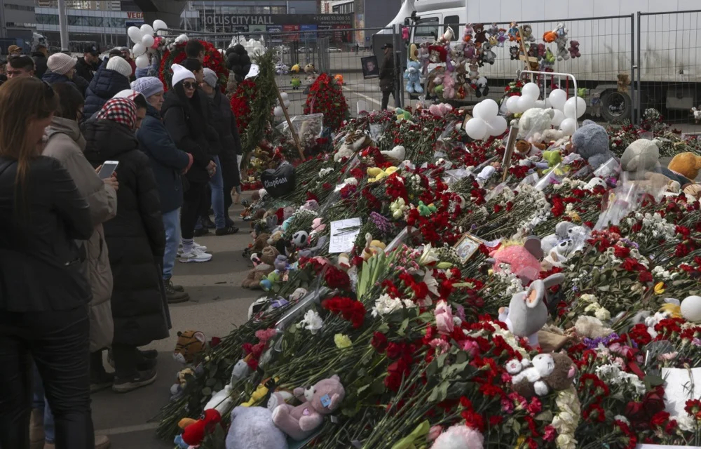 Crowds mourn at Crocus City Hall after the attack in Krasnogorsk, outside Moscow, 30 March 2024. Photo: EPA-EFE/SERGEI ILNITSKY
