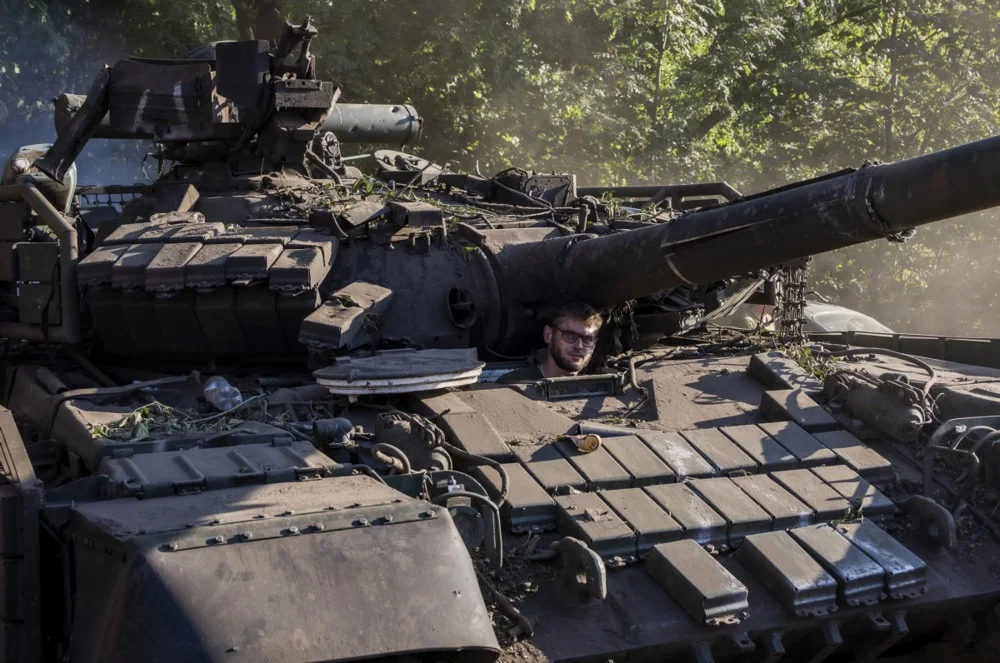 Ukrainian servicemen repair a tank on 15 August 2024 following the incursion into Russian territory. Photo: EPA-EFE/NIKOLETTA STOYANOVA