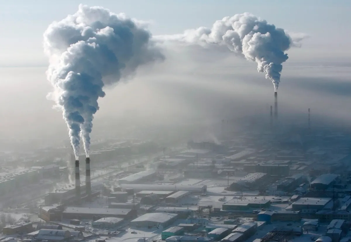 The city of Nefteyugansk in the Urals, home to the second largest oil production complex in Russia. Photo: EPA / YURI KOCHETKOV