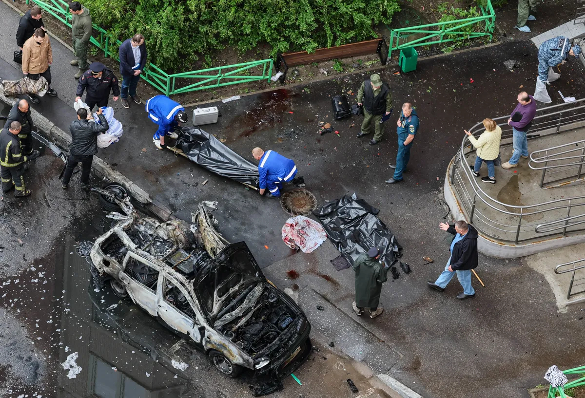 Russian police investigators at work following the detonation of a car bomb that killed General Yaroslav Moskalik in the Moscow region town of Balashikha on 25 April 2025. Photo: EPA / Yuri Kochetkov