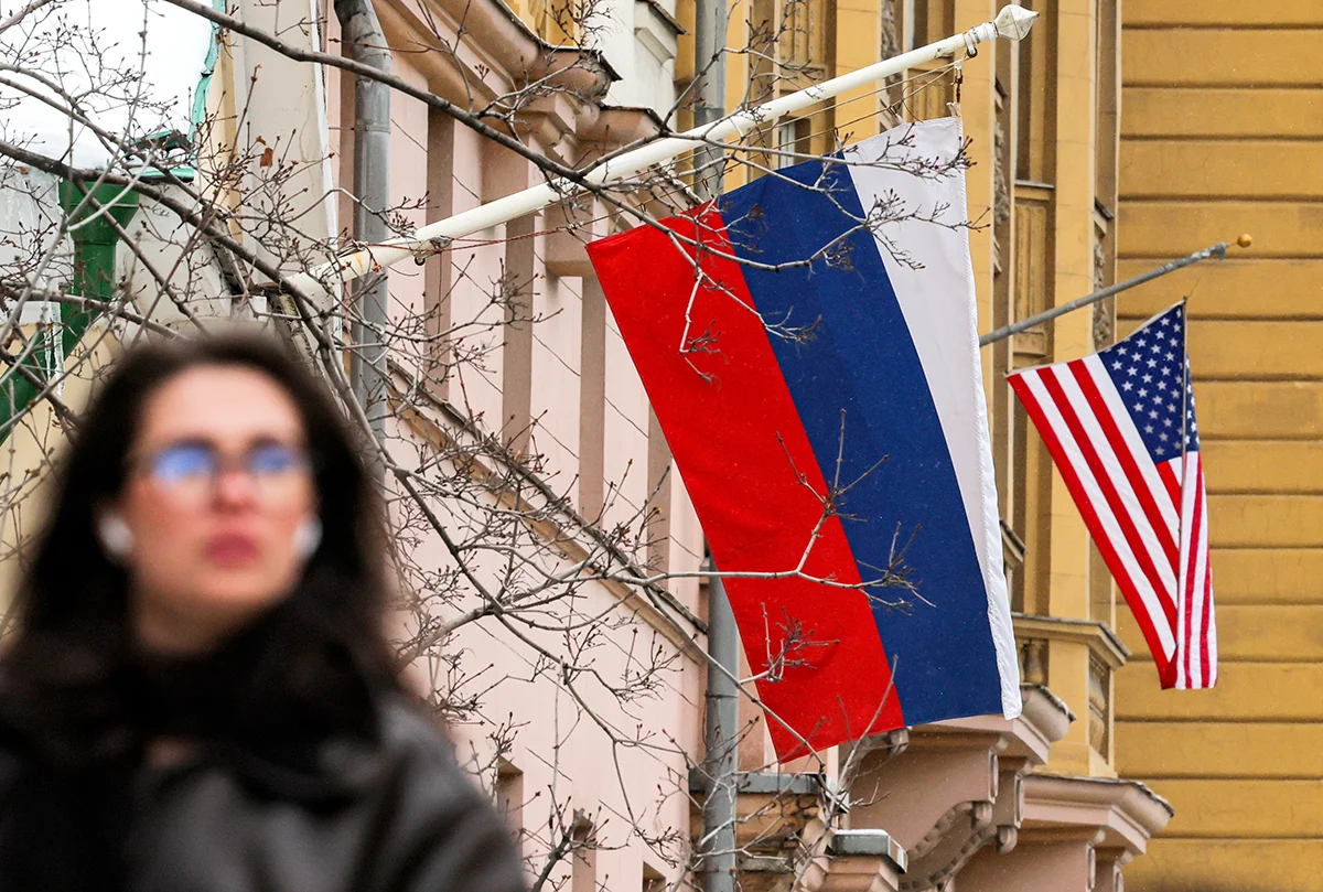 Российский и американский флаги на главном здании посольства США в Москве, Россия, 10 апреля 2025 года. Фото: Максим Шипенков / EPA