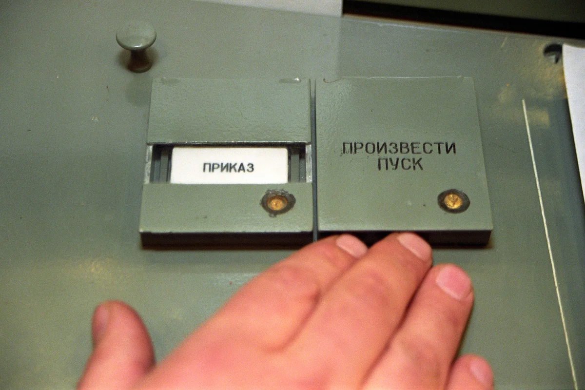 Вид на кнопку пуска в пункте управления межконтинентальными баллистическими ракетами, 21 марта 1992 года. Фото: Владимир Гердо / EPA