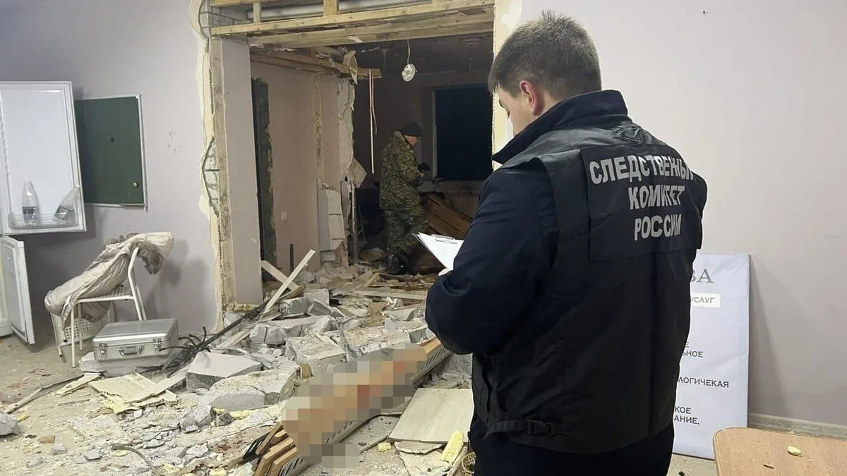 В Элисте силовики пострадали при взрыве в квартире местного жителя, который накануне подорвал себя в центре психологической помощи
