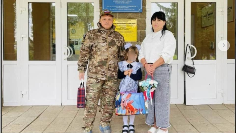 Детей, чьи отцы погибли на войне, повели в школы другие участники вторжения