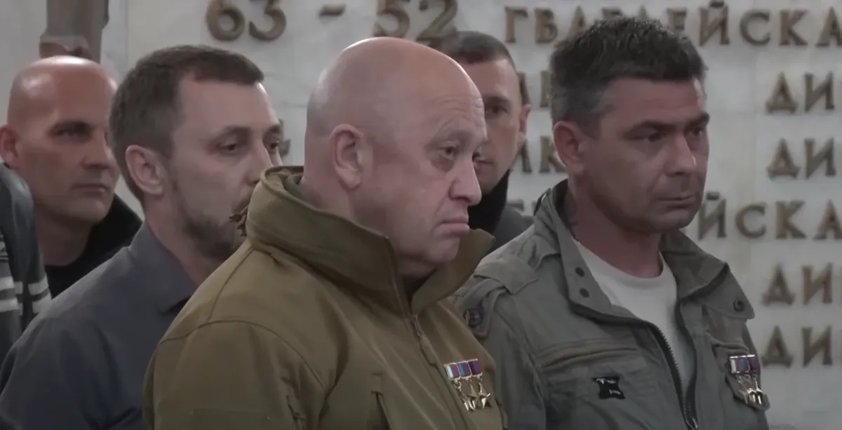 Евгений Пригожин и Антон Елизаров на похоронах Алексея Нагина. Фото: скрин видео