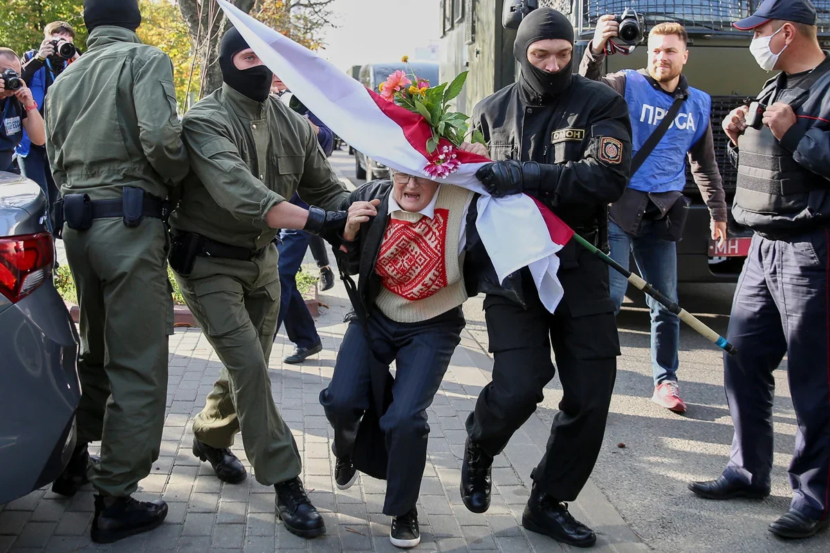 Police detain Nina Bahinskaya, Minsk, 19 September 2020. Photo: TUT.by / AP Photo / Scanpix / LETA