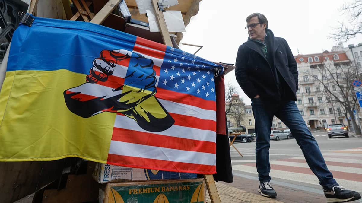 Сувенирная лавка с флагом Украины и США, в центре Киева, Украина, 20 января 2025 года. Фото: Sergey Dolzhenko / EPA-EFE