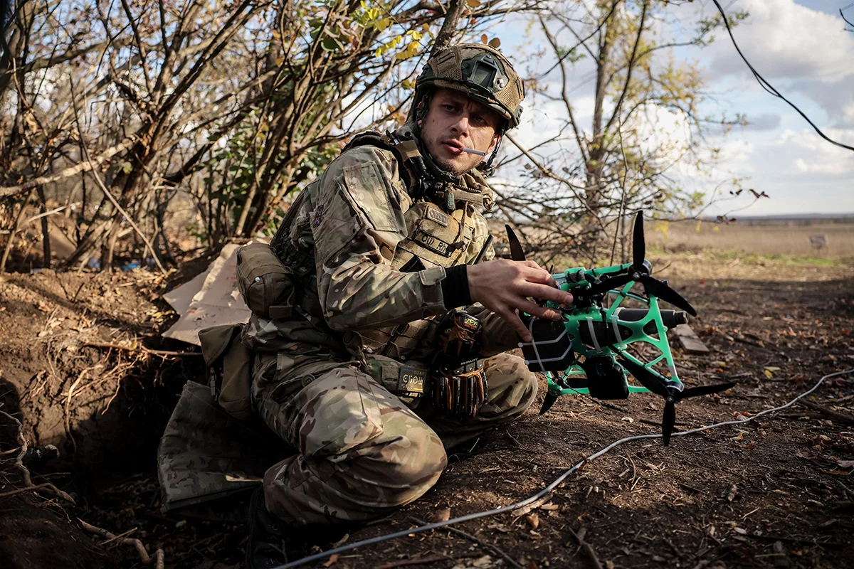 Военнослужащий Вооруженных сил Украины готовится к запуску беспилотника FPV на линии фронта в Запорожской области, 27 октября 2023 года. Фото: Oleg Petrasyuk / EPA-EFE