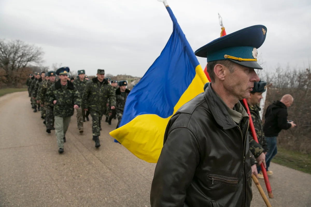 Украинские военнослужащие покидают аэропорт Бельбек в Крыму, 4 марта 2014 года. Фото: Baz Raner / Reuters / Scanpix / LETA