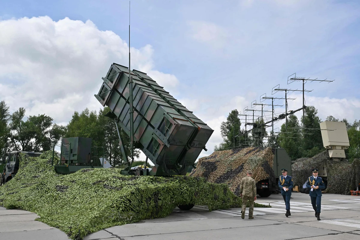 Украинские военные около ЗРК Patriot, 4 августа 2024 года. Фото: Sergei Supinsky / AFP / Scanpix / LETA