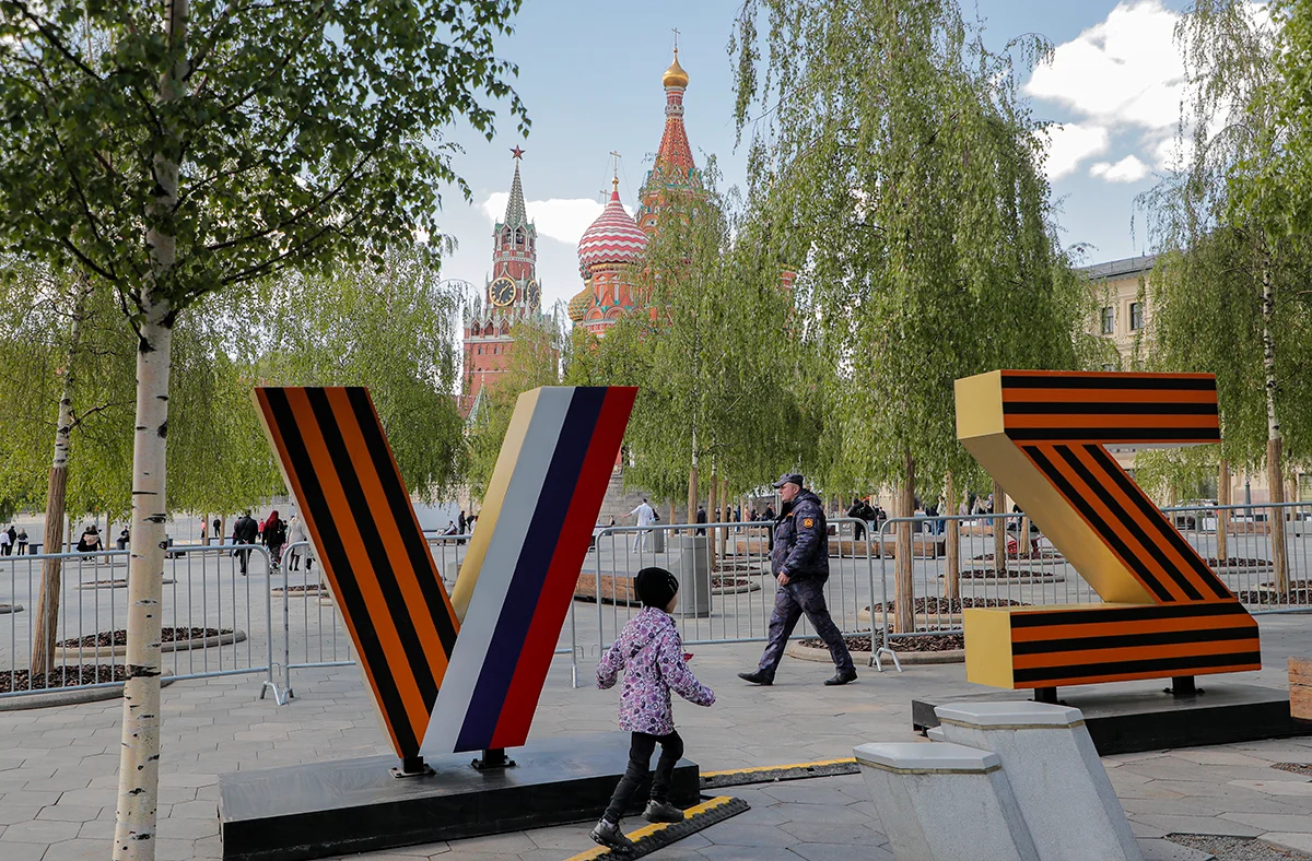 Инсталляции «V» и «Z» перед Московским Кремлем в Москве, Россия, 4 мая 2023 года. Фото: Максим шипенков / EPA