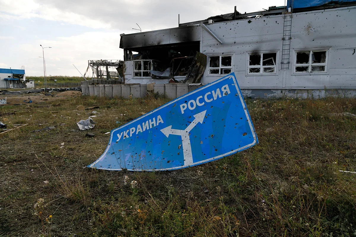 A damaged road sign on the border directs cars to either Ukraine or Russia. Photo: Kirill Chubotin / SIPA / Scanpix / LETA