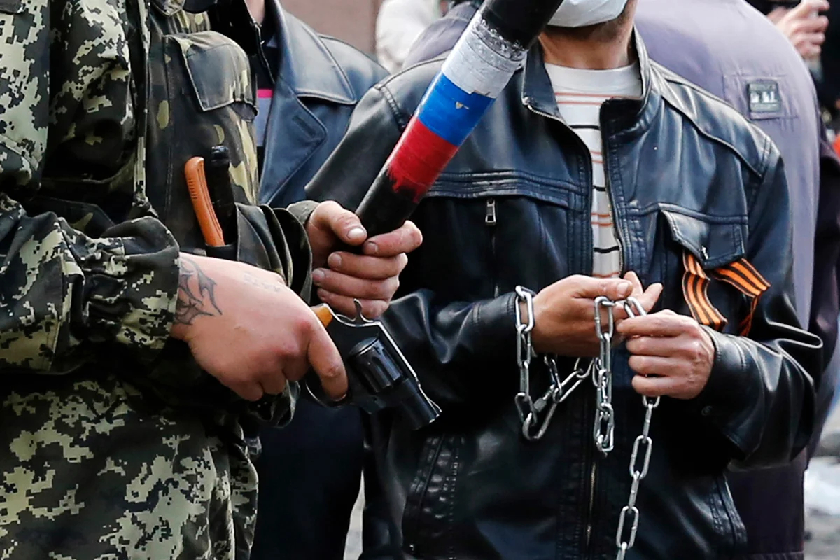 Вооружённые пророссийские активисты во время столкновений на улицах Одессы, 2 мая 2014 года. Фото: Yevgeny Volokin / Reuters / Scanpix / LETA