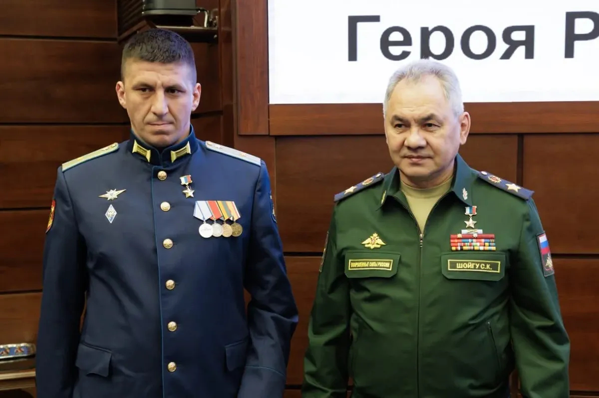 Роман Кулаков вместе с Сергеем Шойгу. Фото: er.ru