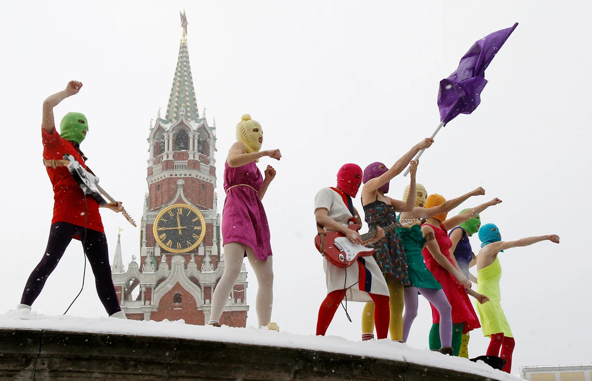 Участницы Pussy Riot исполняют песню на Лобном месте на Красной площади в Москве, 20 января 2012 года. Фото: Денис Синяков / Reuters / Scanpix / LETA
