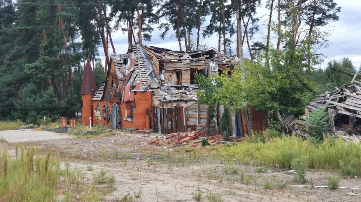 Разрушенный ресторан на дороге между Сумами и Полтавой. Фото: Йенс Альструп