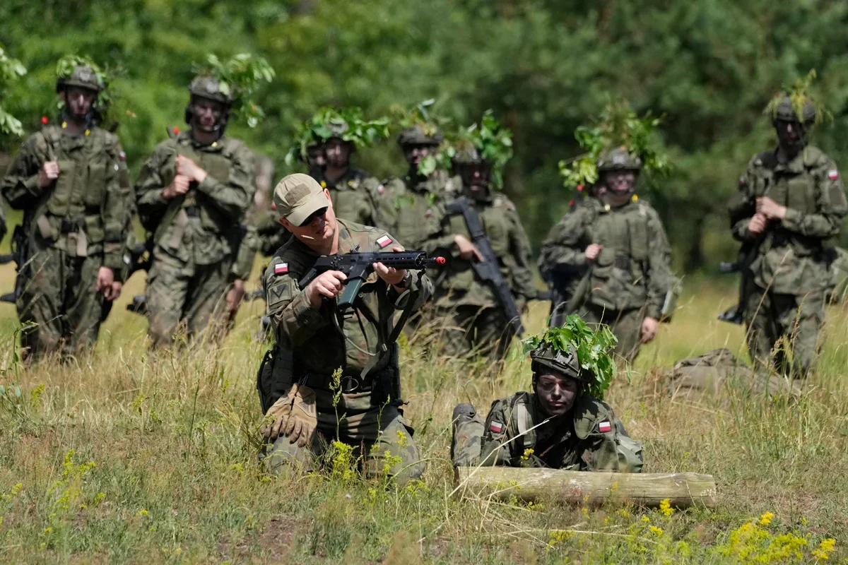 Polish volunteers undergo military training in Nowogród, Poland, 20 June 2024. Photo: Czarek Sokołowski / AP Photo / Scanpix / LETA