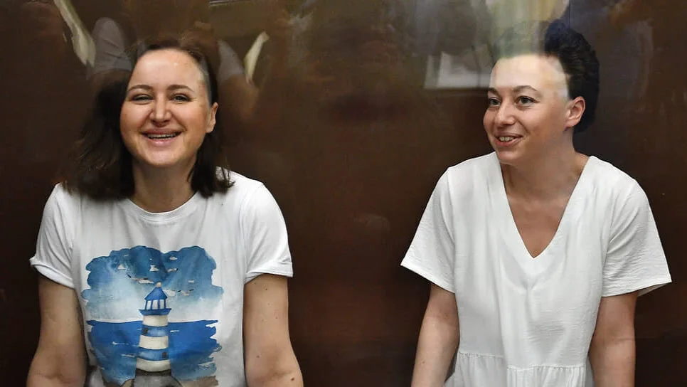 «Хотя бы для того, чтобы Женя смогла похоронить свою бабушку». Актеры, режиссеры и общественные деятели попросили изменить меру пресечения для Евгении Беркович