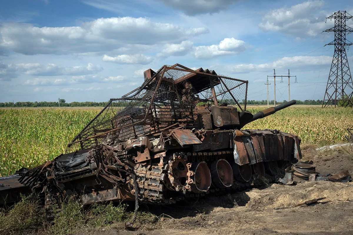 A shot up Russian tank on the road leading to Sudzha. Photo: Efrem Lukatsky / AP / Scanpix / LETA